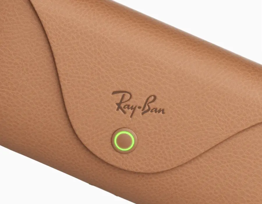 Компактний футляр Ray-Ban Meta для заряджання в умовах подорожі
