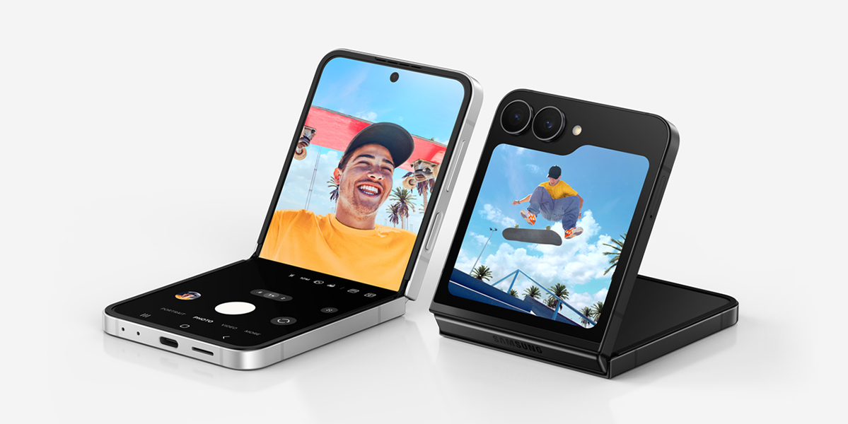 Общий вид смартфона Samsung Galaxy Flip 7 FE в разложенном состоянии