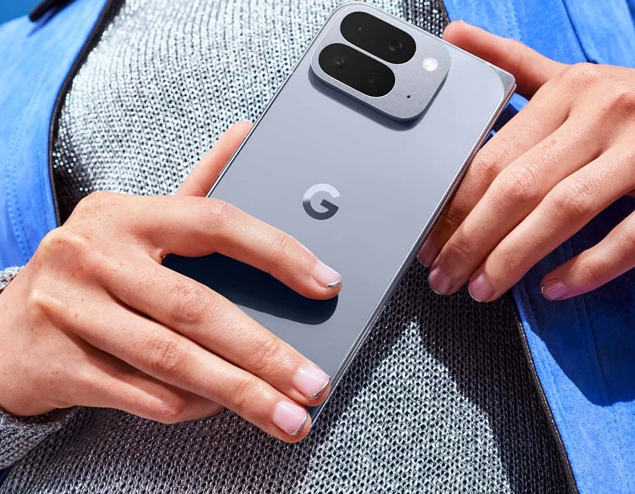 Google Pixel 10 Pro Fold в руках людини