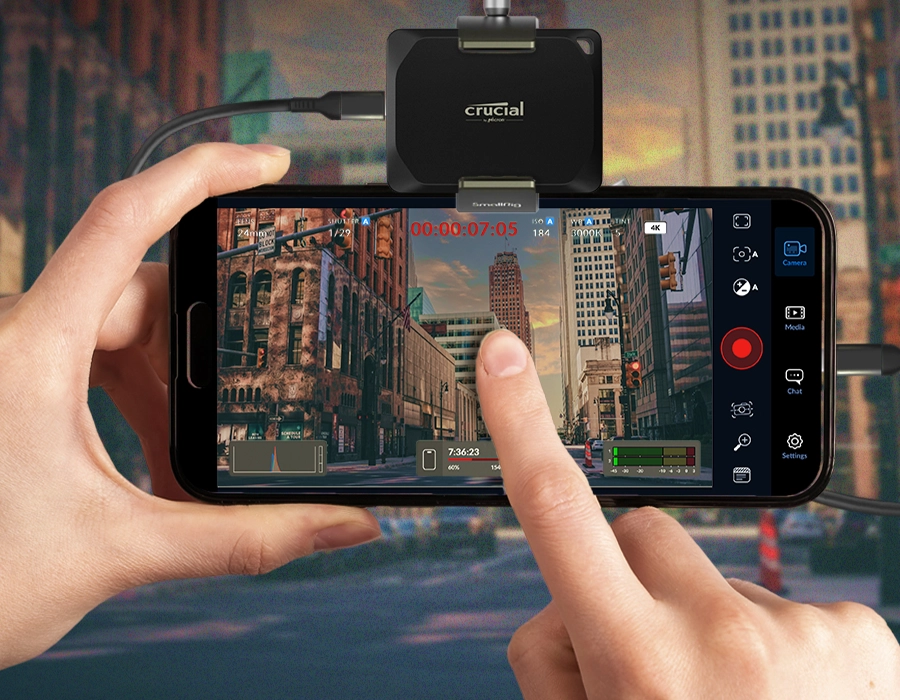 Crucial X10 Pro на відкритому повітрі — надійний накопичувач для подорожей