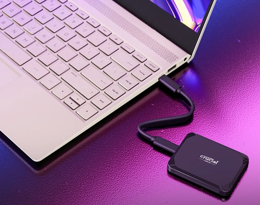 Портативний зовнішній SSD Crucial X9 вид збоку