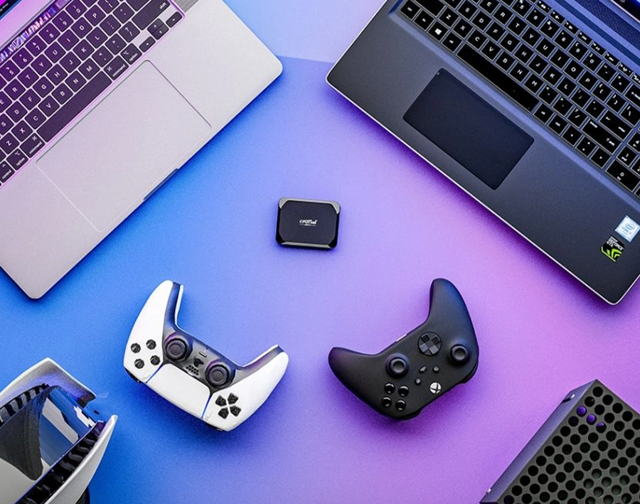 Crucial X9 2TB Portable SSD у використанні на столі