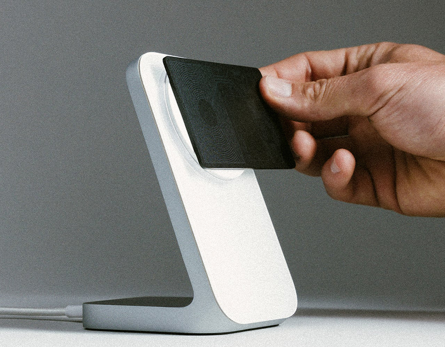 Трекер-картка Nomad Tracking Card Air заряджається бездротовою зарядкою