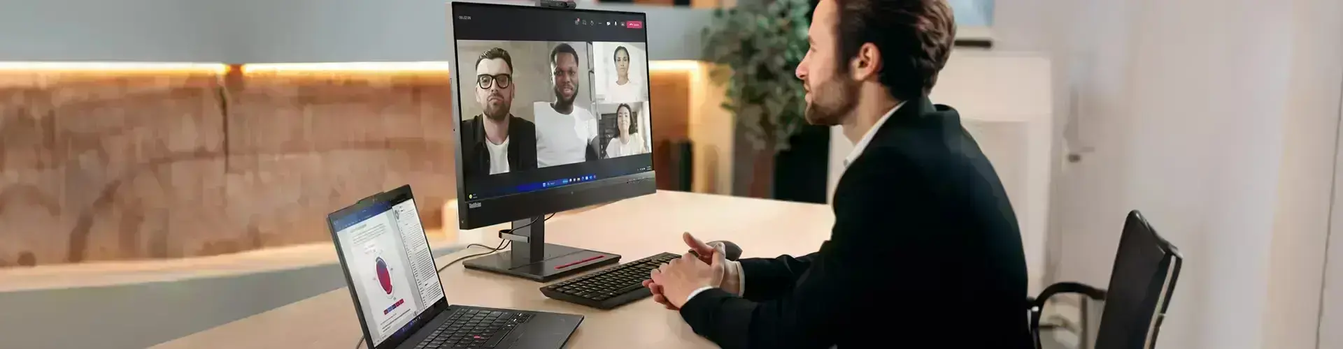 Ноутбук Lenovo ThinkPad T14 Gen 5, вид сбоку на фоне светлого стола