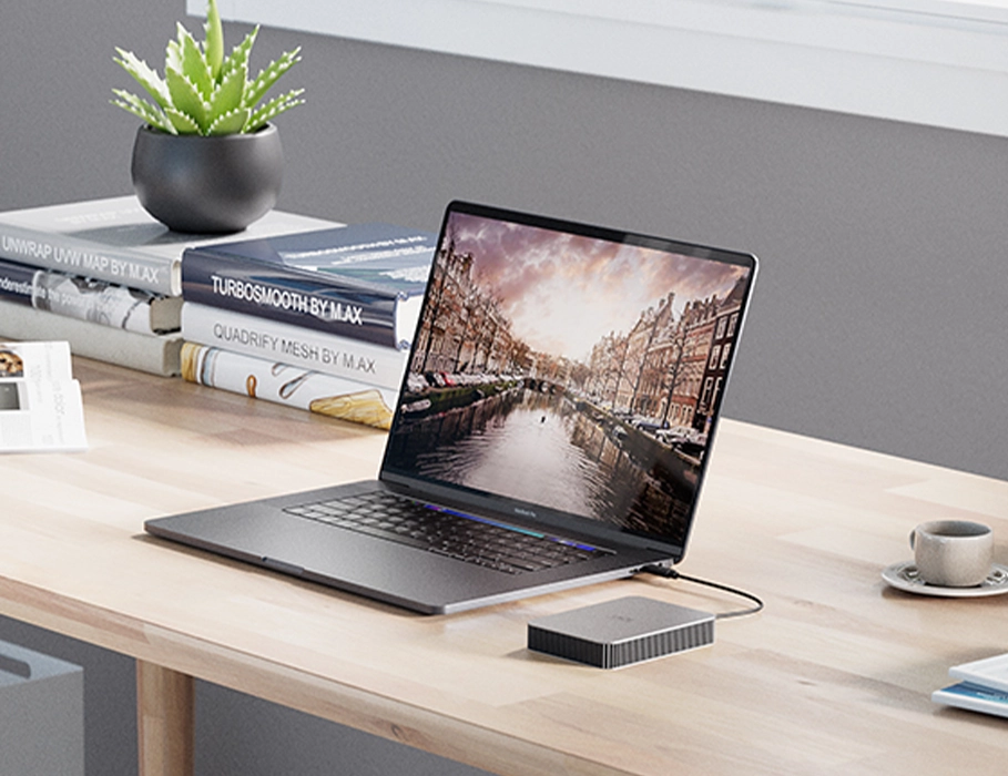 LaCie Mobile Drive Secure подключен к ноутбуку через USB-C