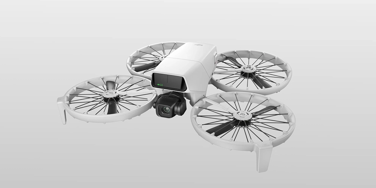 DJI Flip у польоті на тлі природи