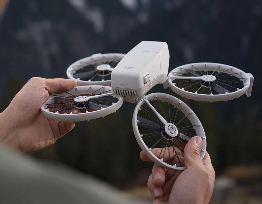 DJI Flip на долоні для демонстрації компактності