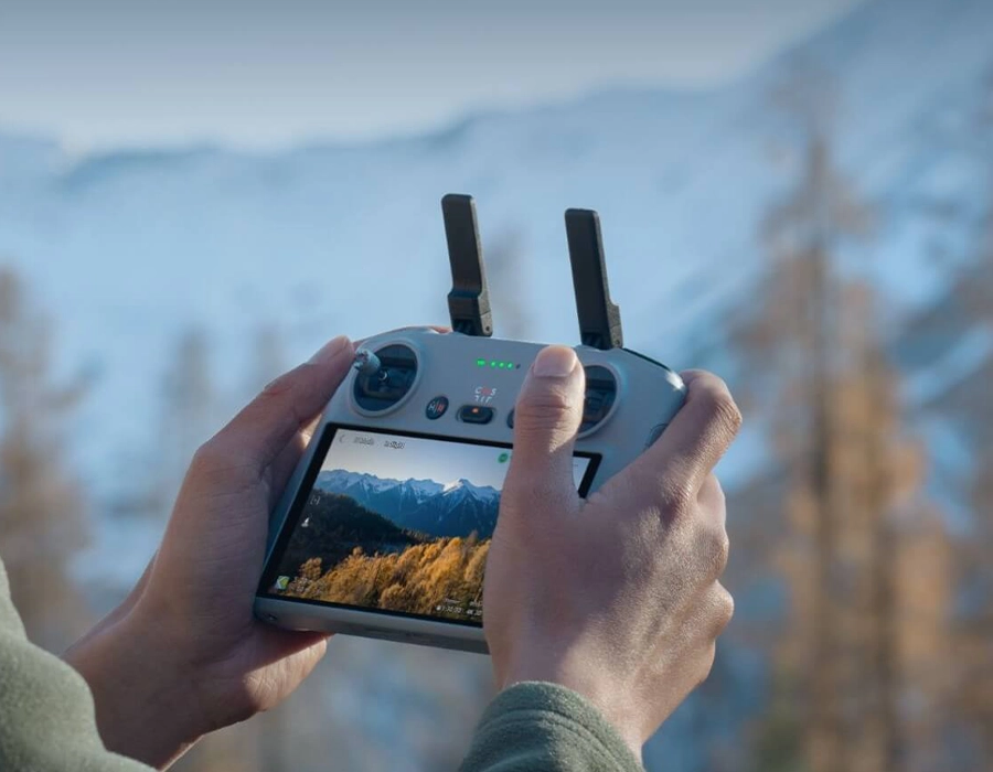 Дрон DJI Flip в польоті з передачею відео на відстань до 13 км