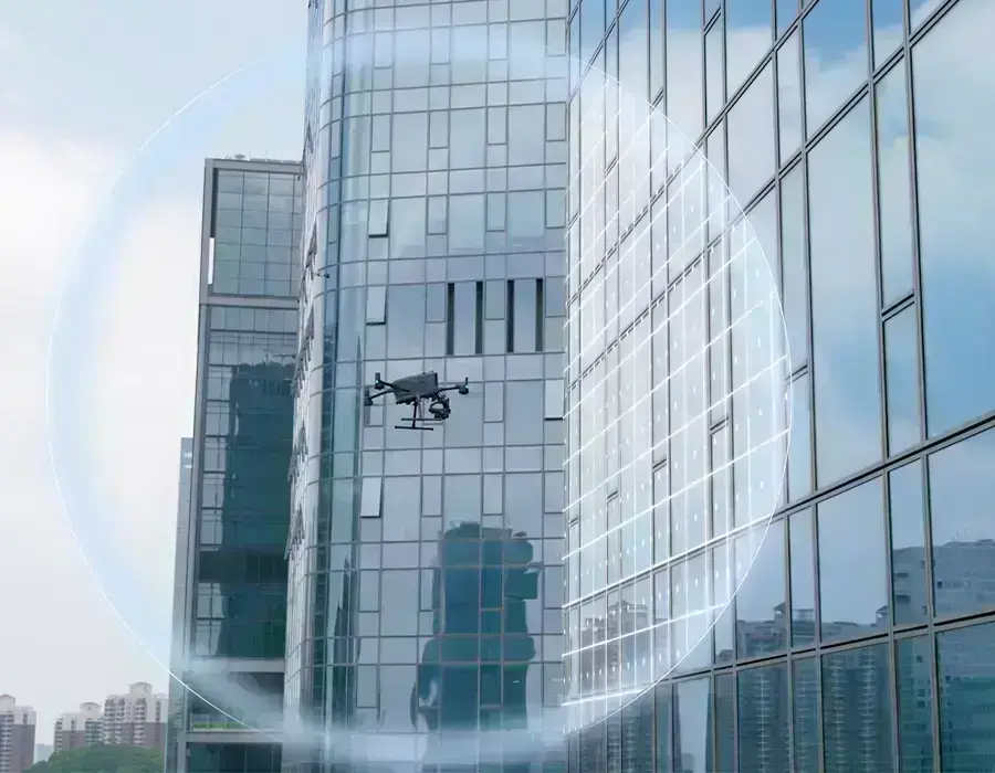 Квадрокоптер DJI Matrice 400 во время ретрансляции видео с воздуха