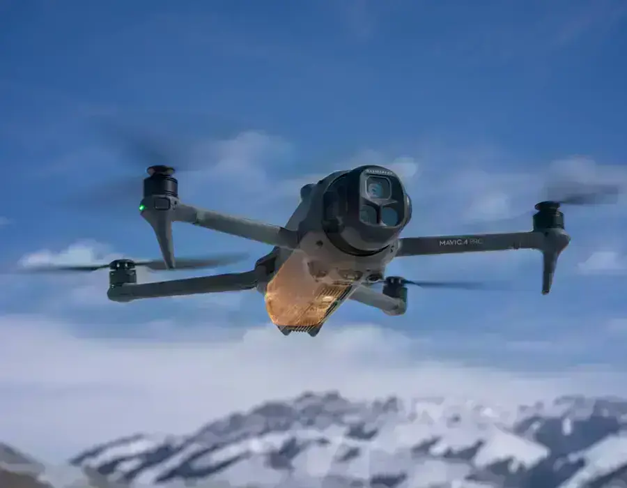 DJI Mavic 4 Pro в польоті на тлі природи, що демонструє тривалий час автономної роботи