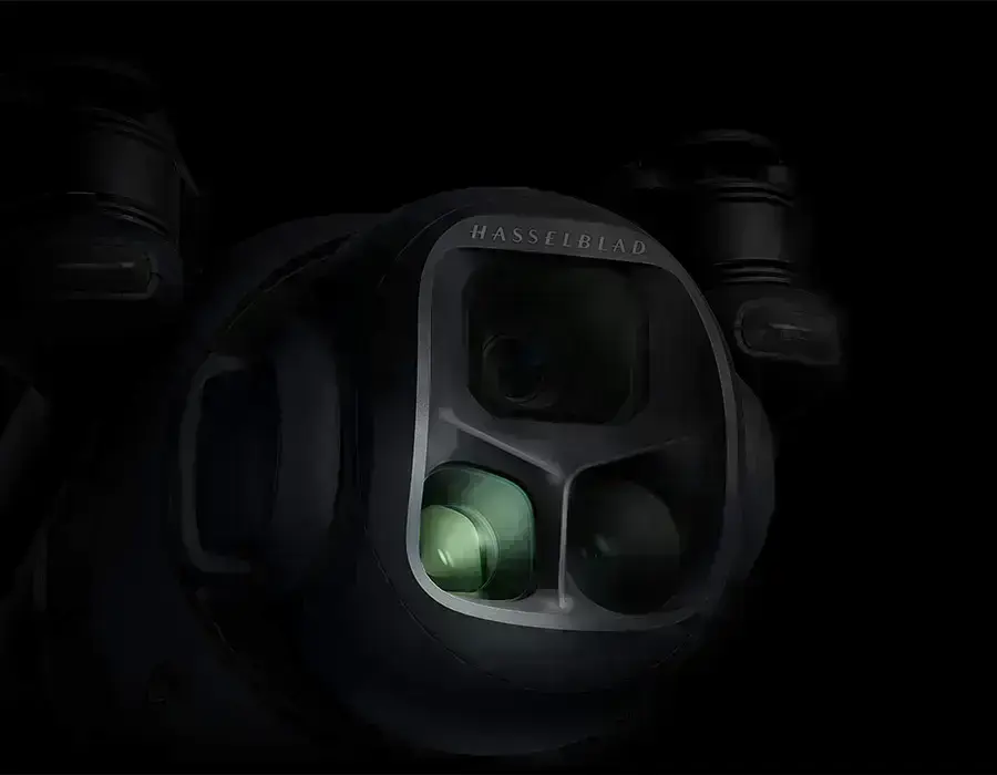 DJI Mavic 4 Pro — середній телеоб'єктив із фокусною відстанню 70 мм