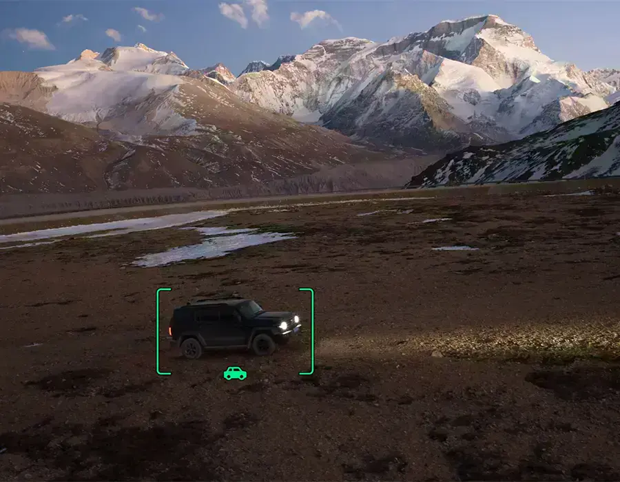 Дрон DJI Mavic 4 Pro під час автоматичного стеження за об'єктом