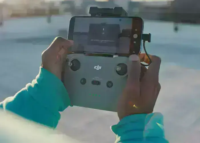 Кнопка зльоту та посадки на пульті управління DJI Mini 4K