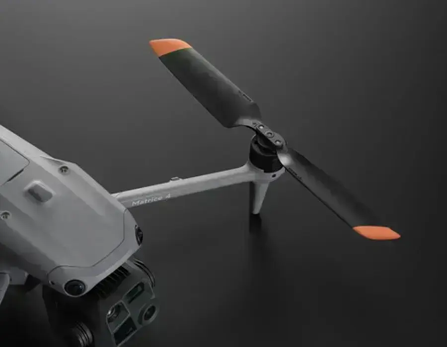 Малошумні пропелери DJI Matrice 4 встановлені на дрон — вид збоку