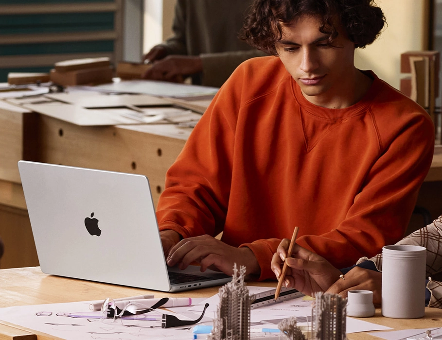 Корпус MacBook Pro M5 из переработанного алюминия в серебристом цвете