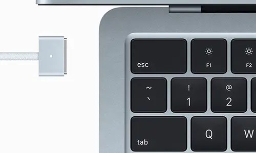 MacBook Air небесно-голубой цвет, изображение в свете