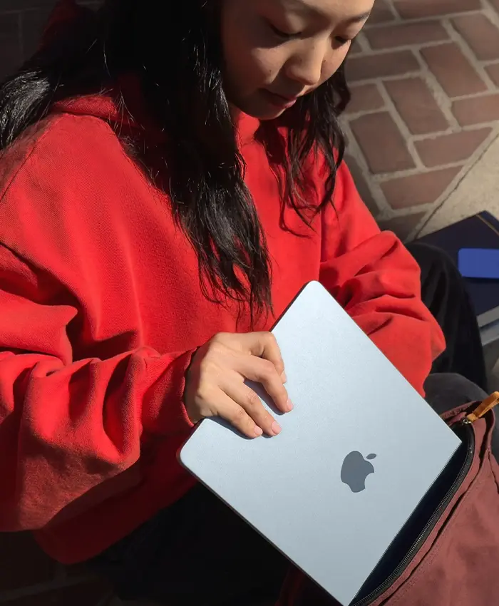 MacBook Air с небесно-голубым цветом, расположение сбоку