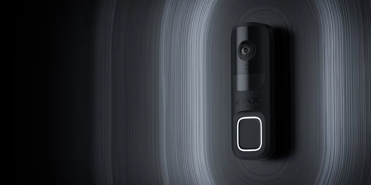 Відеодзвінок Ajax DoorBell на вході будинку