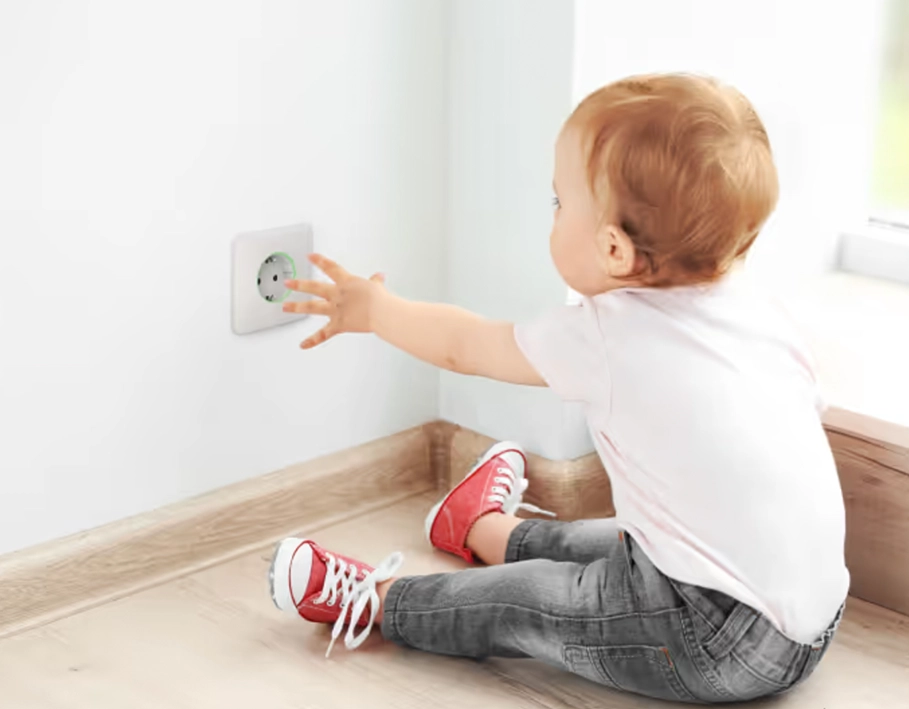 Розетка Ajax Outlet [type F] Jeweller з демонстрацією безпеки для дітей