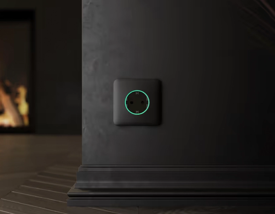 Ajax Outlet [type F] Jeweller в чорному кольорі встановлена на стіні