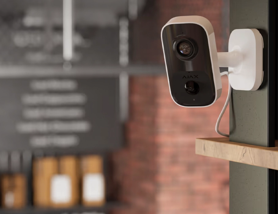 IndoorCam в комнате с активированной двусторонней связью