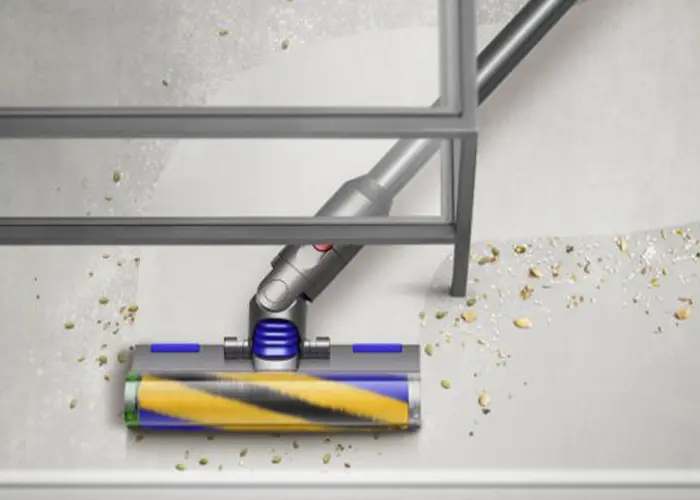 Прибирання в вузьких місцях з Dyson V12