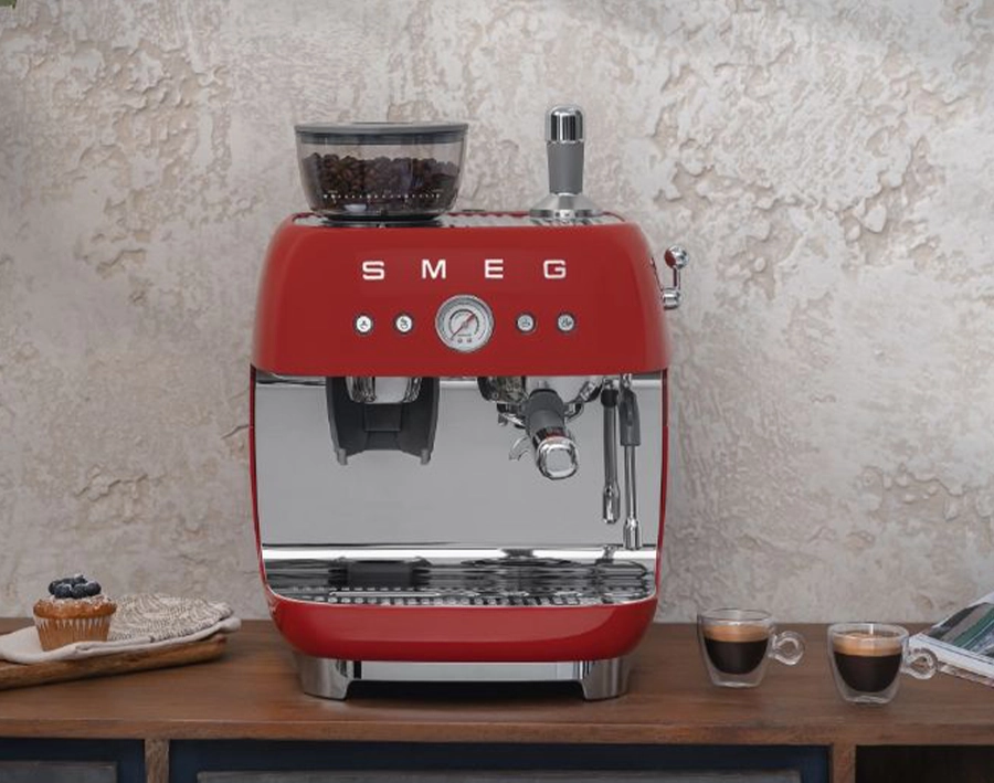 Ручная кофеварка SMEG EGF03 с встроенной кофемолкой на кухонном столе