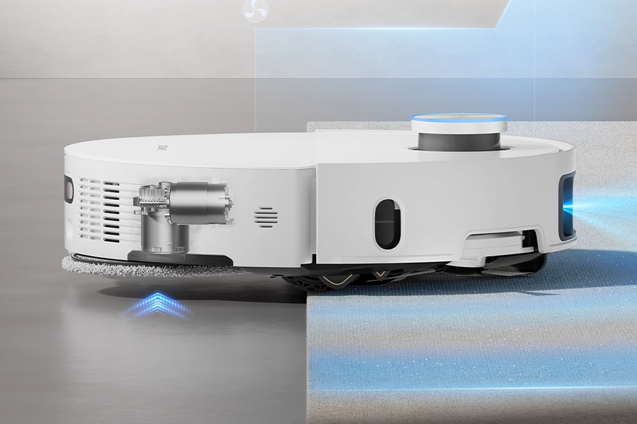 Робот Dreame Bot L50 Pro Ultra з піднятою щіткою TripleUp під час прибирання