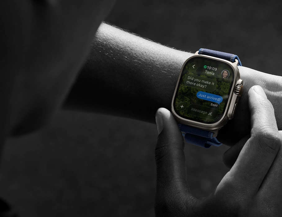 Apple Watch Ultra 3 на фоне природы, символизирует длительное время работы батареи