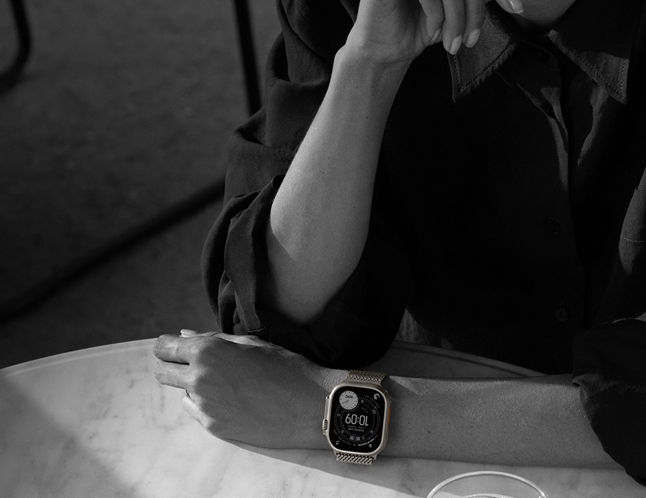 Apple Watch Ultra 3 на руке во время активного использования в повседневной жизни
