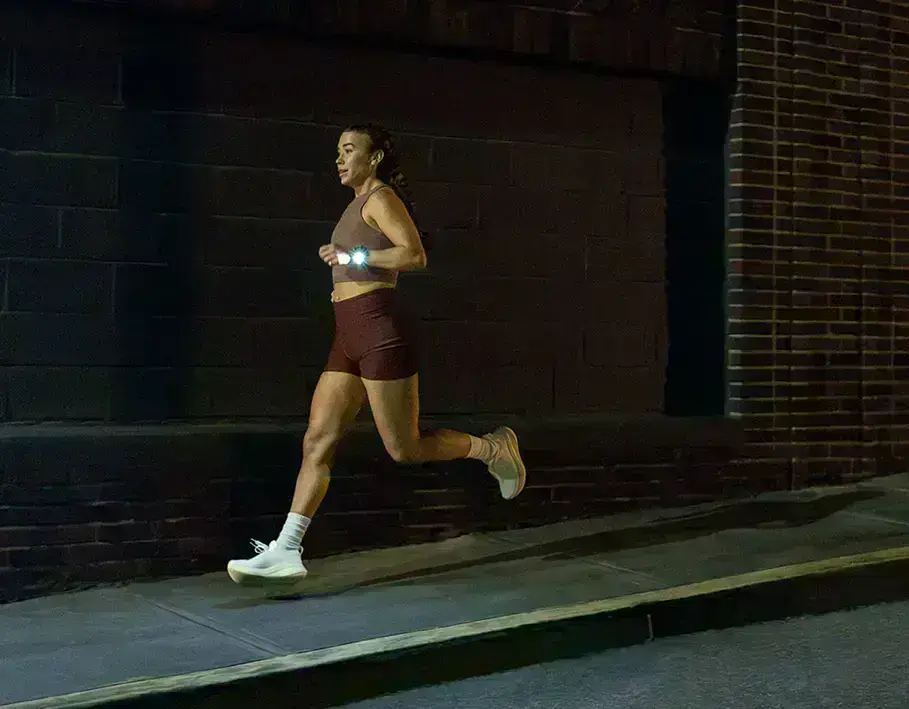 Garmin Forerunner 970 с включённым светодиодным фонариком для ночной тренировки