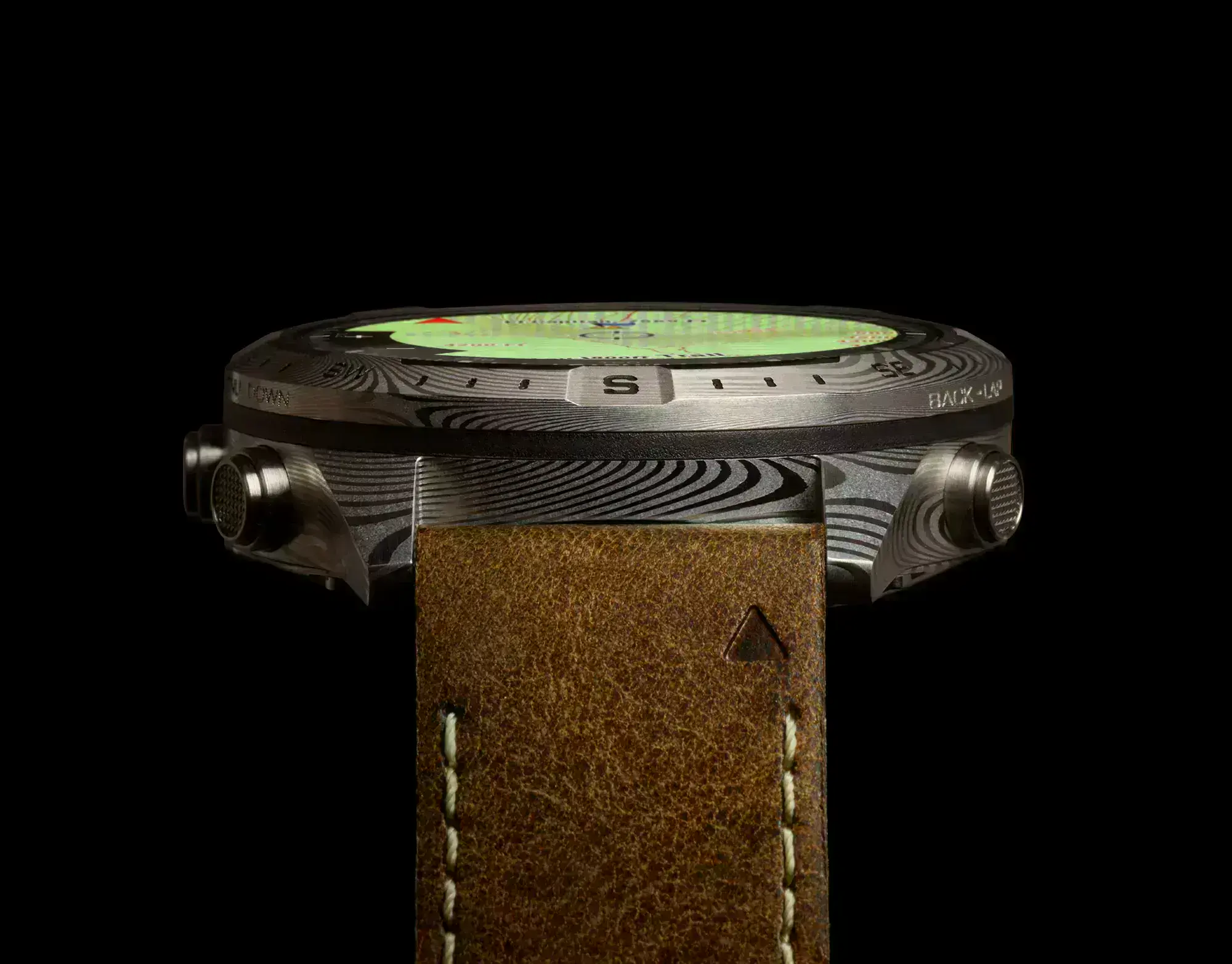 Яскравий AMOLED-дисплей годинника Garmin MARQ Adventurer Gen 2