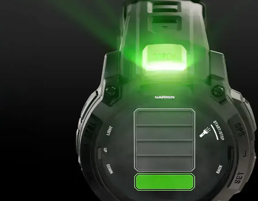 Garmin Instinct 3 Tactical Edition - часы в темноте с включенным фонариком