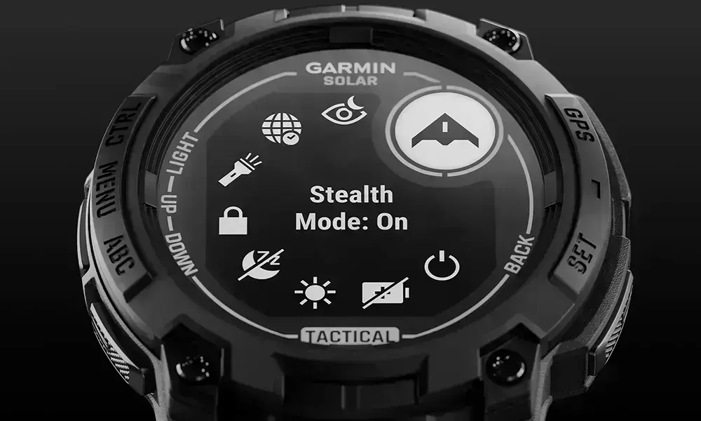 Garmin Instinct 3 Tactical Edition на руке с отображением экрана при ярком освещении
