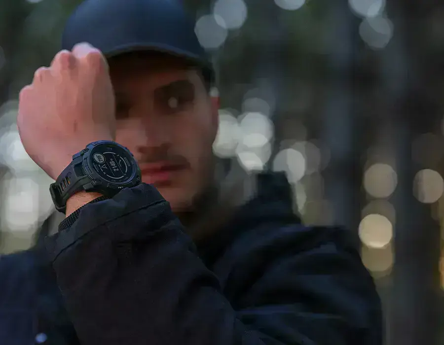 Часы Garmin Instinct 3 Tactical Edition на военной форме в полевых условиях