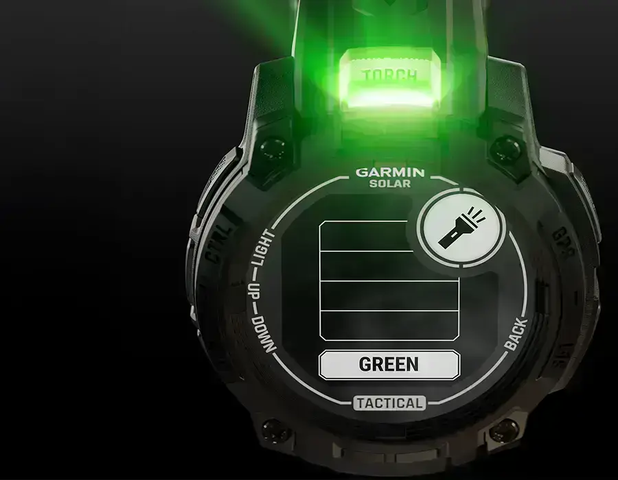 Часы Garmin Instinct 3 Tactical Edition в темноте с включённым фонариком