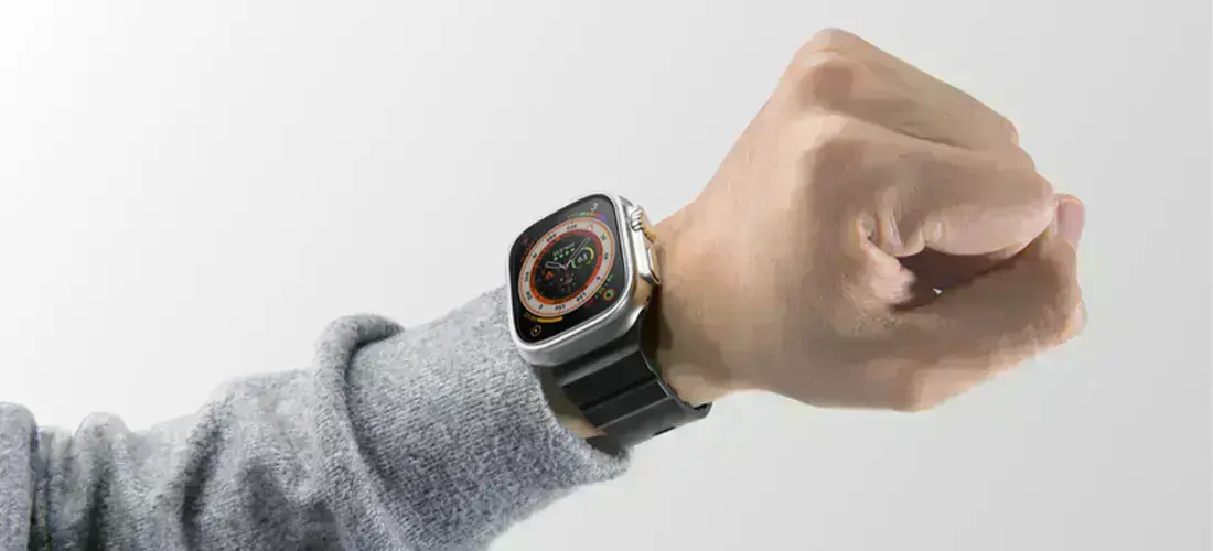 Ремінець LAUT ENDURO PRO на Apple Watch в активному використанні
