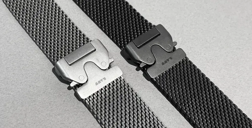 Ремінець SATURN LOOP для Apple Watch крупним планом з титановою сіткою