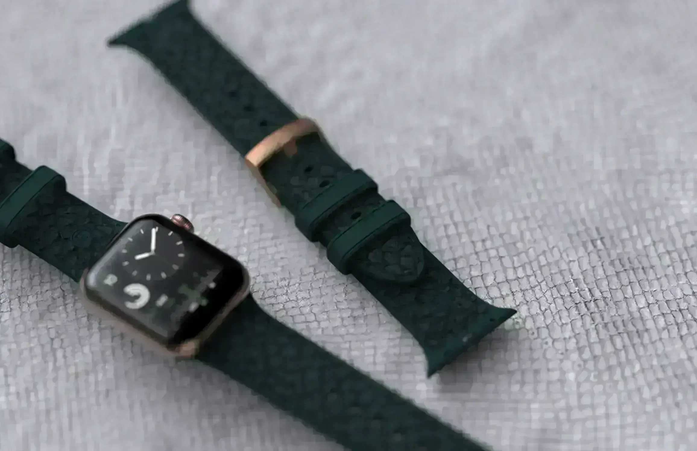 njord-salmon-leather-strap-dark-green-for-apple-watch-45mm-44mm-01