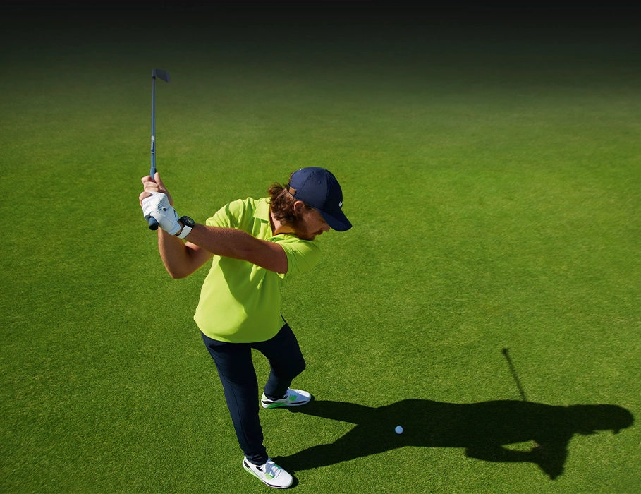 Часы Connected calibre e3 golf edition и мужчина на поле для гольфа