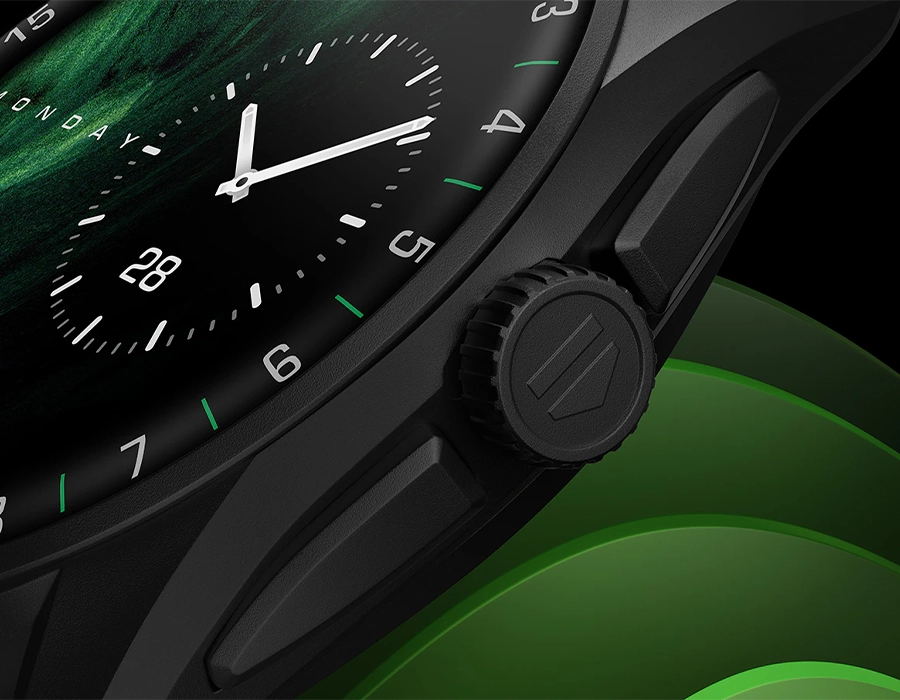 Два ремешка TAG Heuer Calibre E4: белый каучуковый и чёрный кожаный