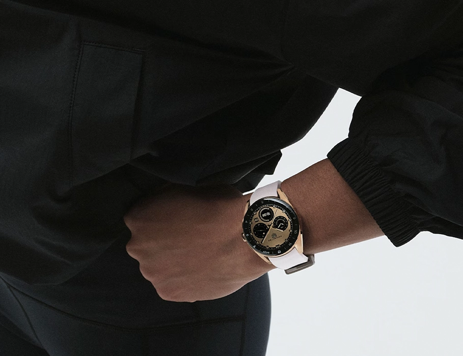 Смарт-часы TAG Heuer Connected Calibre E5 Golden Bright Edition - 40 mm Rose Golden PVD Steel Case with Pink Rubber Strap (SBT8011.BT0036)