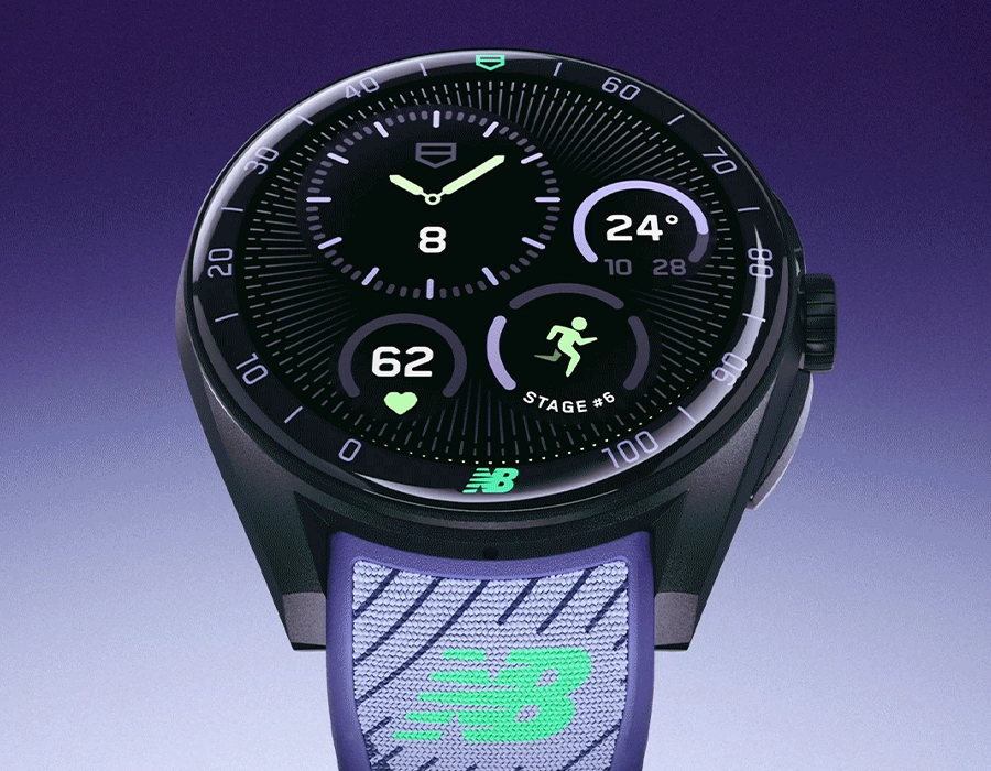 TAG Heuer Connected Calibre E5 New Balance Edition крупный план корпуса и ремешка с логотипом