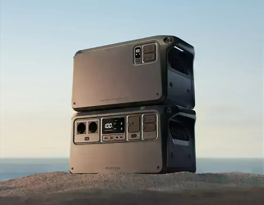 Боковой вид аккумулятора DJI Power Expansion Battery 2000 рядом с Power 1000