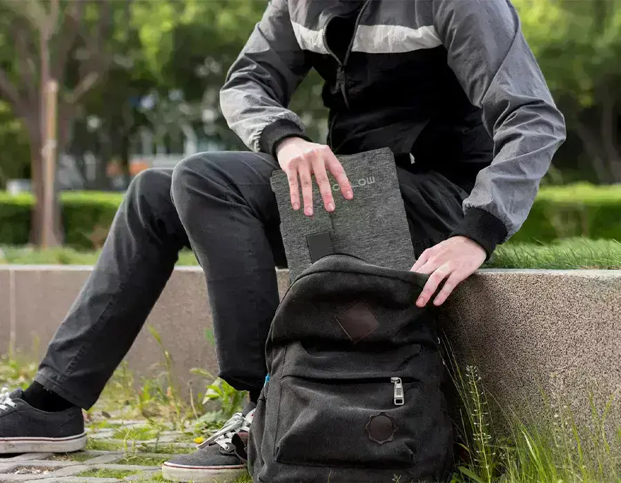 Зображення складаної портативної сонячної панелі EcoFlow 45W в складеному вигляді