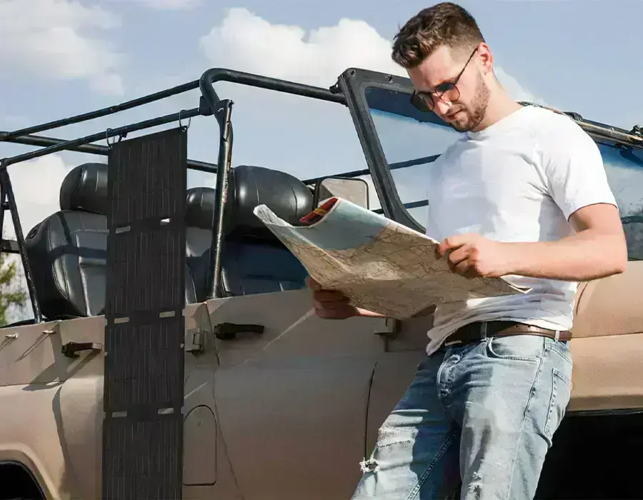 Зображення портативної сонячної панелі EcoFlow 45W, підвішеної на автомобілі