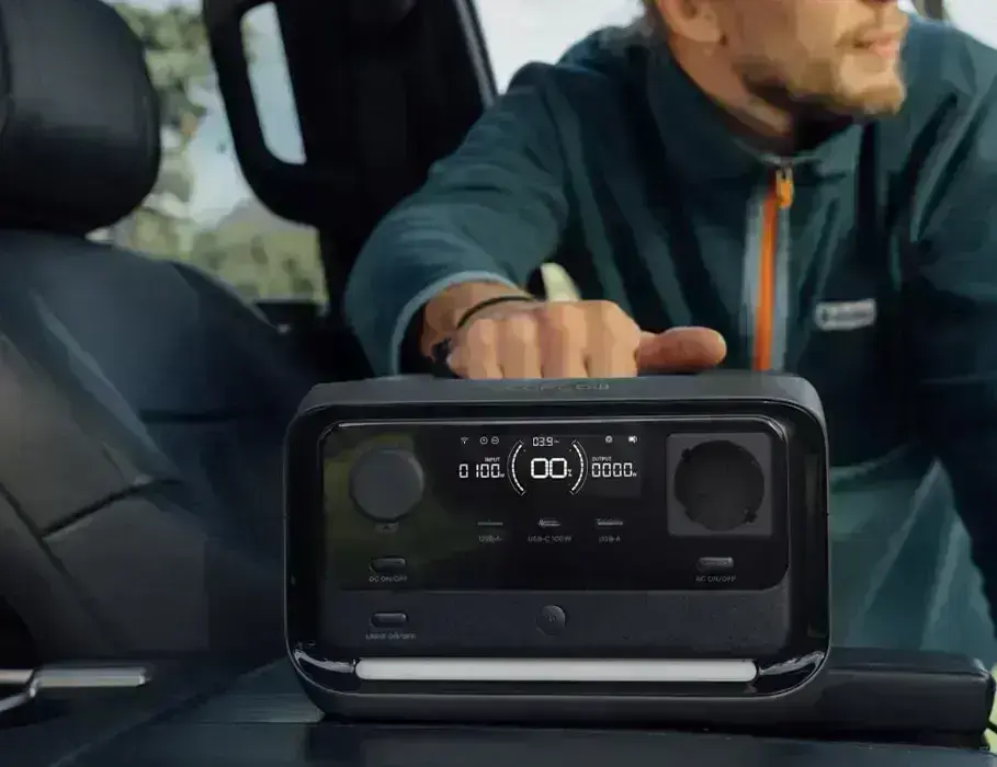 EcoFlow RIVER 3 Plus подключена к прикуривателю в авто