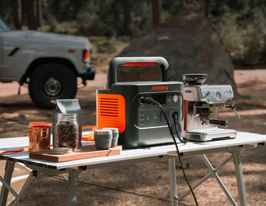 Зарядна станція Jackery Explorer 1000 v2 як універсальний помічник для кемпінгу та живлення різних пристроїв