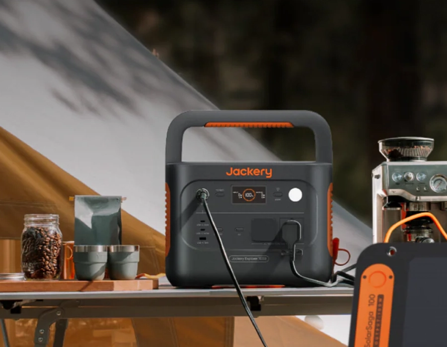 Jackery Explorer 1000 v2 — зображення станції на кемпінгу з висунутою ручкою для перенесення