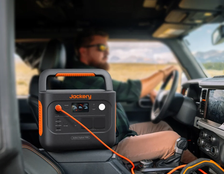 Портативна зарядна станція Jackery Explorer 1000 v2 — зарядка від автомобіля